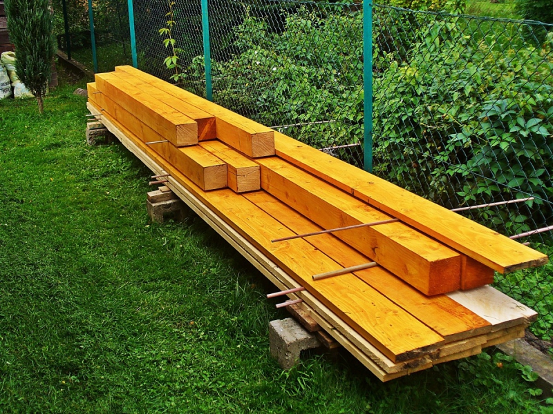 menuisier-GATTIERES-min_boards_the_rafters_joinery_tree_painting_wood_colored_paint-871508
