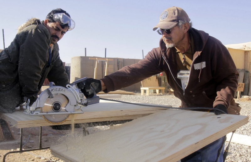 menuisier-GATTIERES-min_men_working_construction_sawing_wood_building_marines_workers_equipment-1064481