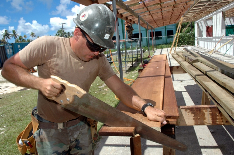 menuisier-GATTIERES-min_worker_construction_building_carpenter_male_job_build_helmet-893290